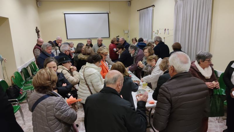 Público en el salón parroquial durante un encuentro de Los Viernes de San Diego.