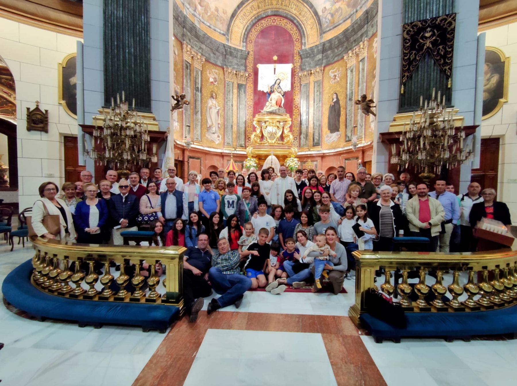 La comunidad de San Diego, de todas las edades, reunida en la peregrinación parroquial.