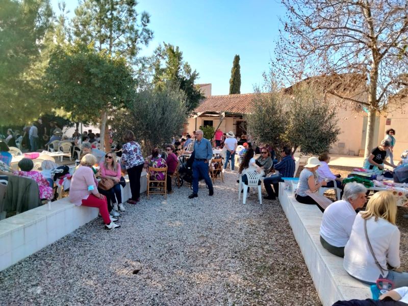 Familias de la parroquia en una comida al aire libre.
