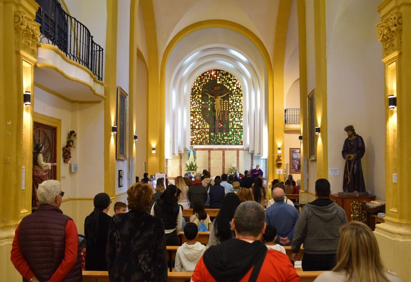 La iglesia de San Diego llena de gente durante una celebración.