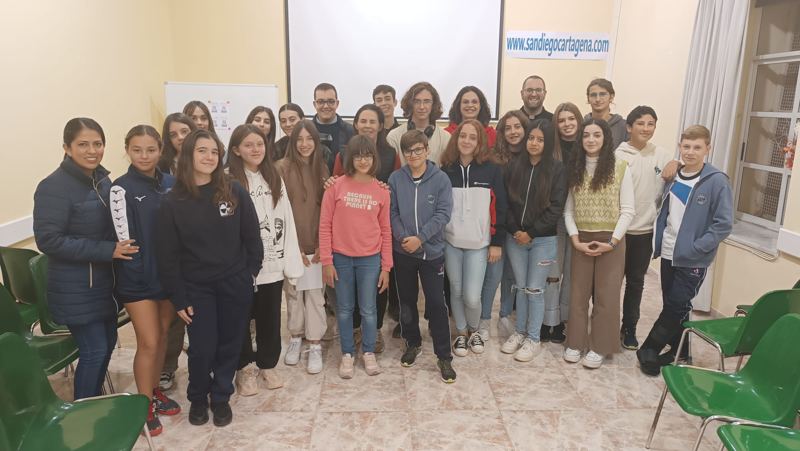 Un grupo de jóvenes posa sonriente tras un encuentro.