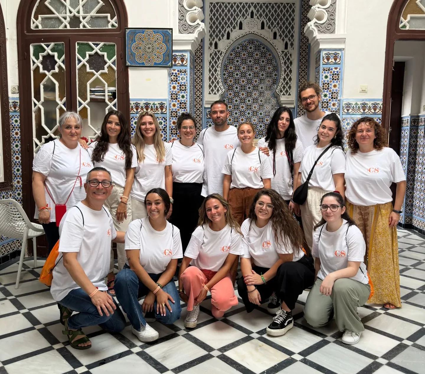 Un grupo de jóvenes voluntarios de la parroquia sonríe a la cámara.