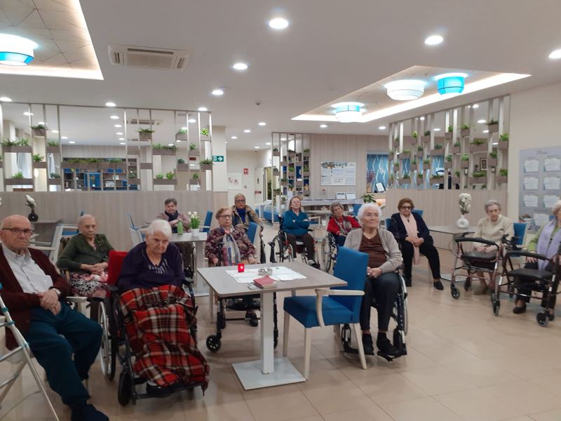 Personas mayores acompañadas por la parroquia.