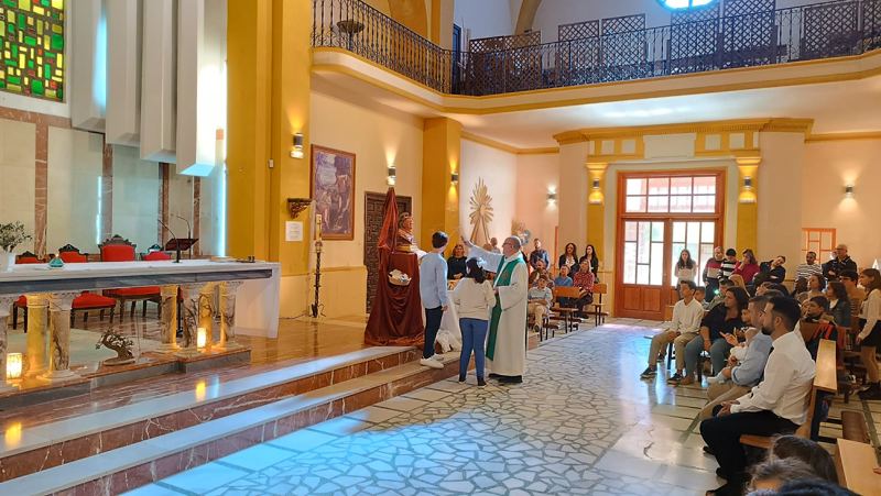 Niños en la catequesis o en la misa con niños.
