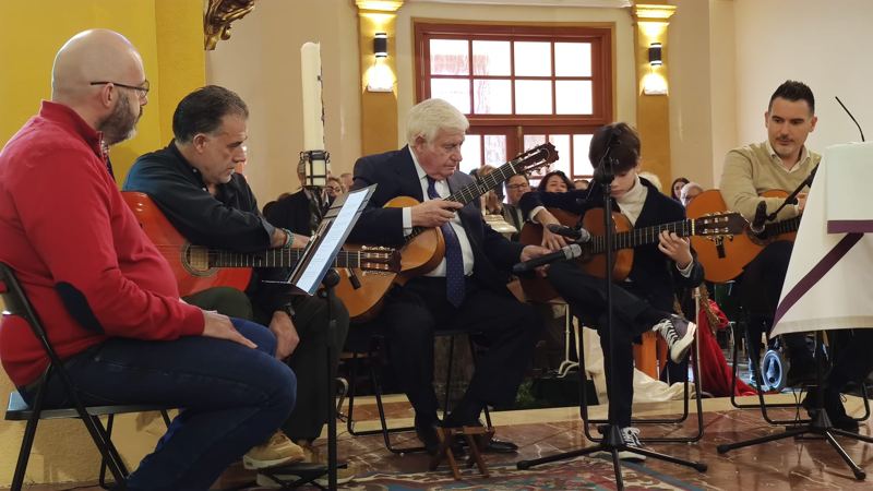 Rondalla y coro tocando en la iglesia.