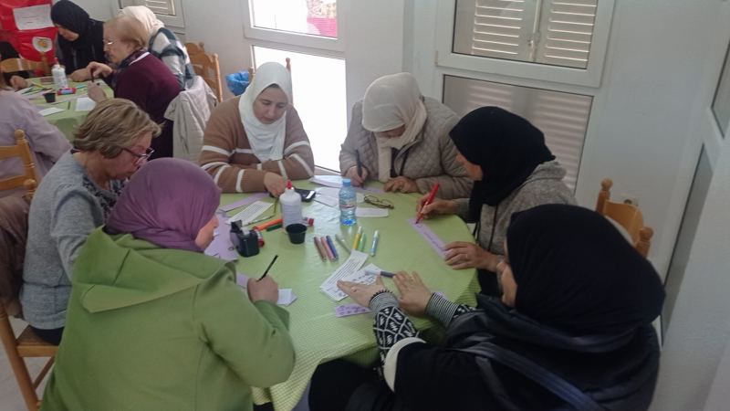 Mujeres de distintos orígenes en un taller del centro social.