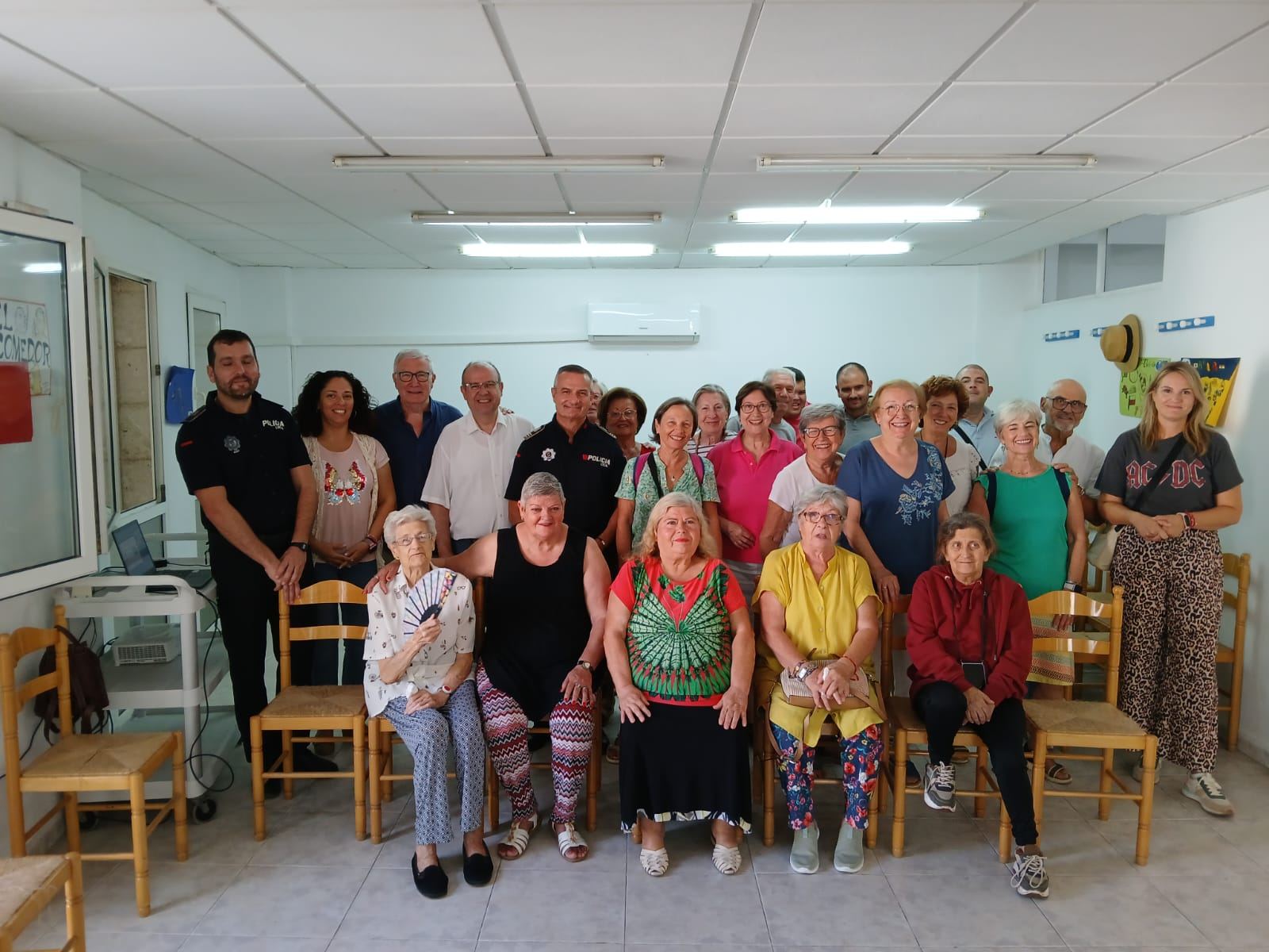 Voluntarios y participantes de Cáritas San Diego en el centro social.