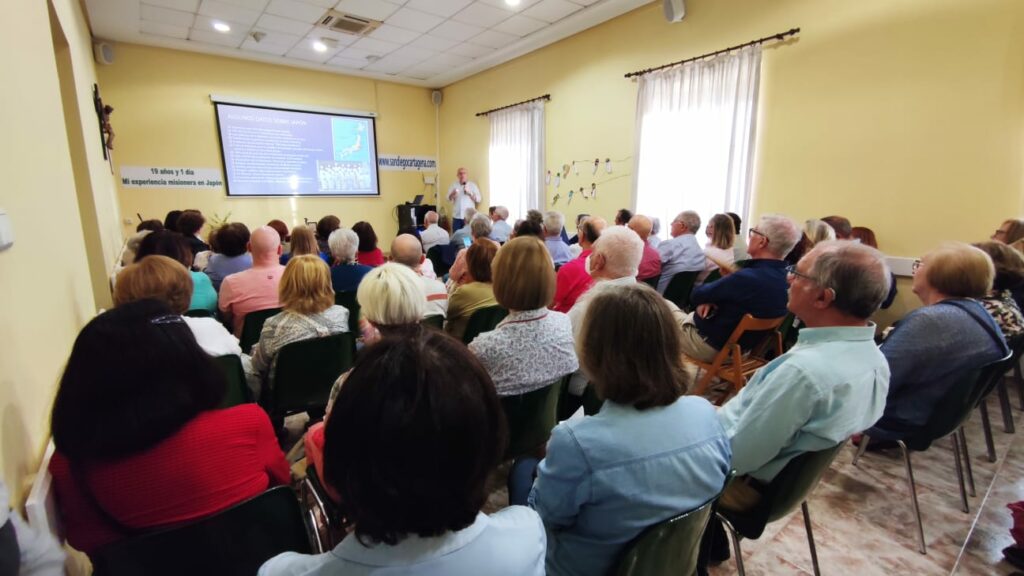 Público en el salón parroquial durante un encuentro de Los Viernes de San Diego.